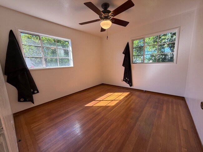Building Photo - Charming Vintage Gem: Cozy 3-Bedroom Retreat with Timeless Style in Sacramento