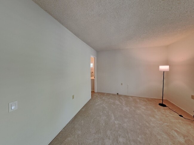 Building Photo - Spacious Rossmoor 2/2 Condo Available Now!