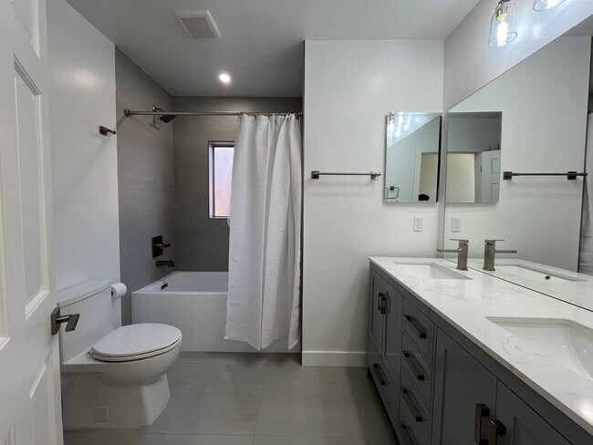 Building Photo - Valley Village 3+1 w/bonus room, all appli...
