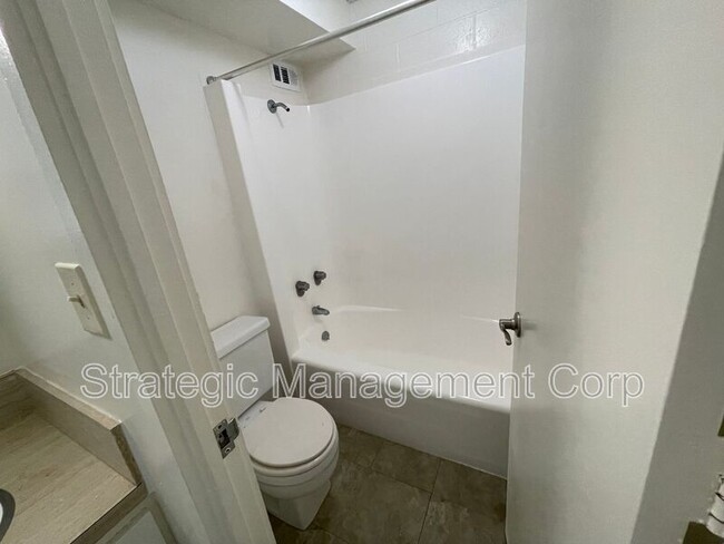 Building Photo - 1301 Lusitana St
