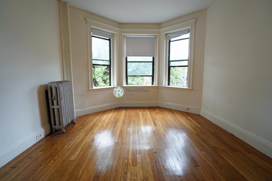 Primary Photo - 1144 Commonwealth Ave