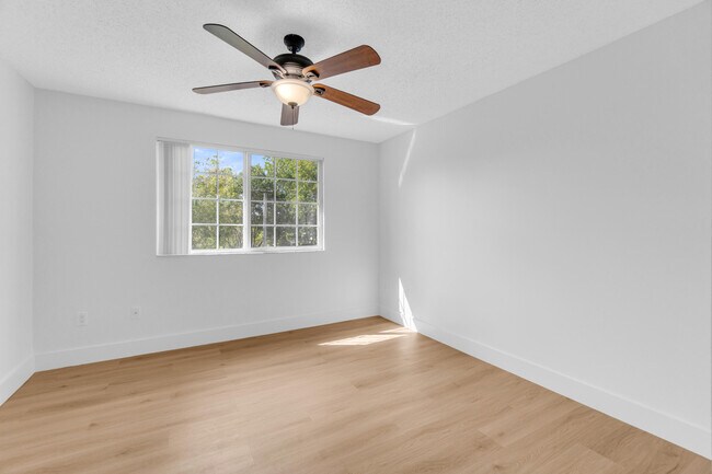 Building Photo - 400 Crestwood Ct N