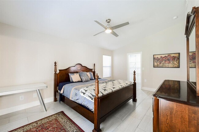 Building Photo - Fully Furnished - Turn Key - Short Term 31days+ - Sleeps up to 7