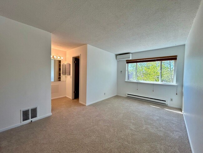 Building Photo - Beautiful & Bright Corner Condo in North Boulder