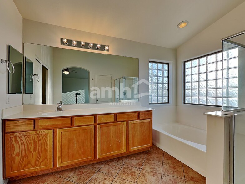 Building Photo - 6208 S 52nd Dr