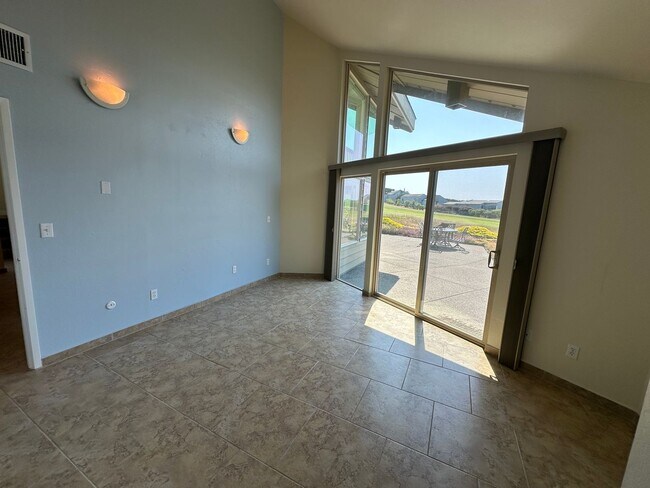 Building Photo - Stunning Home with Breathtaking Golf Cours...