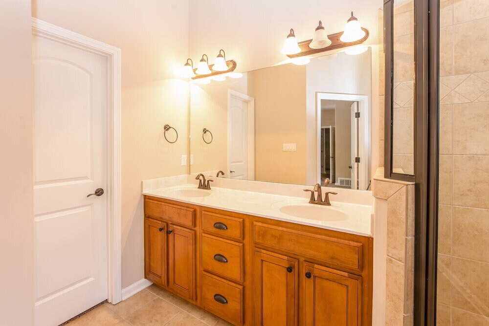 Building Photo - 450 Garden Springs Dr