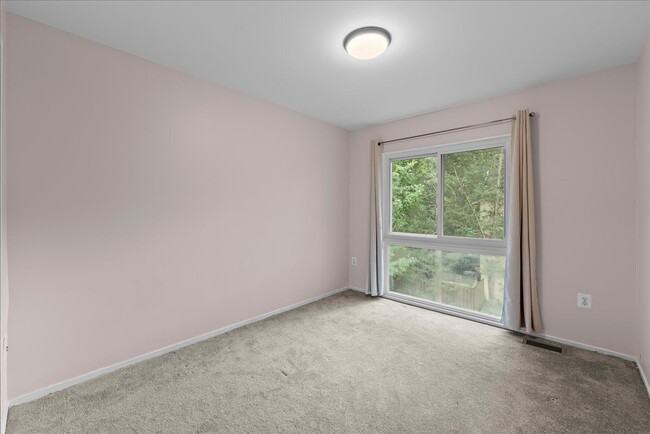 Building Photo - "Charming 4-Bed Townhouse with Granite Tou...