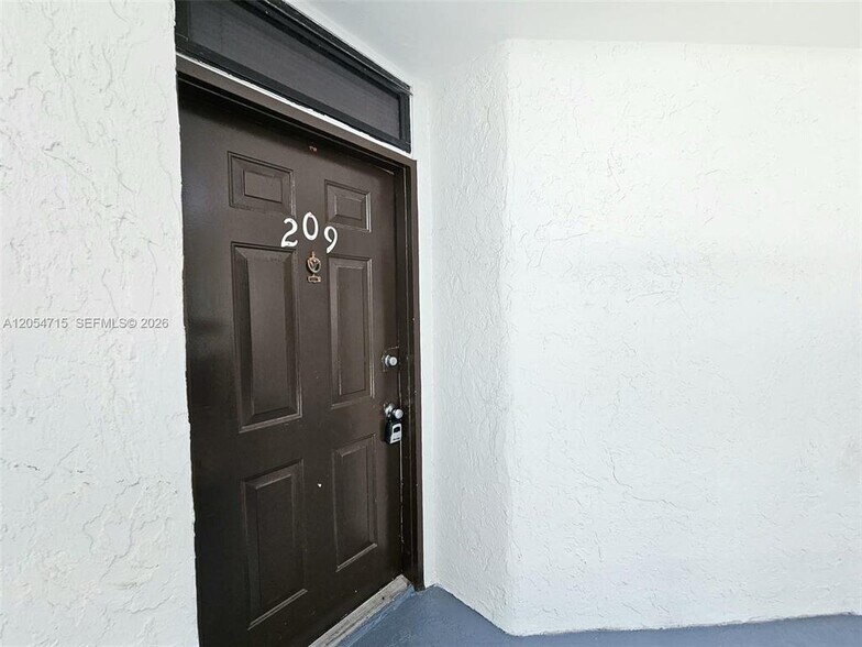 Building Photo - 210 Lake Pointe Dr
