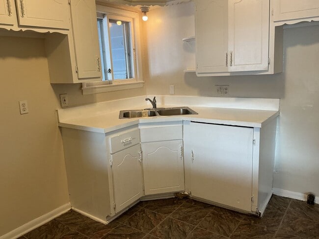 Building Photo - 4 Bedroom Single Family Home