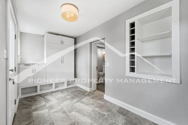 Building Photo - Charming Townhouse with Washer/Dryer and Central AC