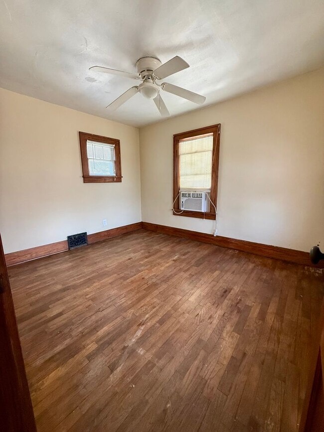 Building Photo - SW 3 Bedroom 1 Bath