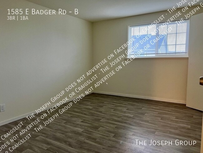 Building Photo - 1585 E Badger Rd