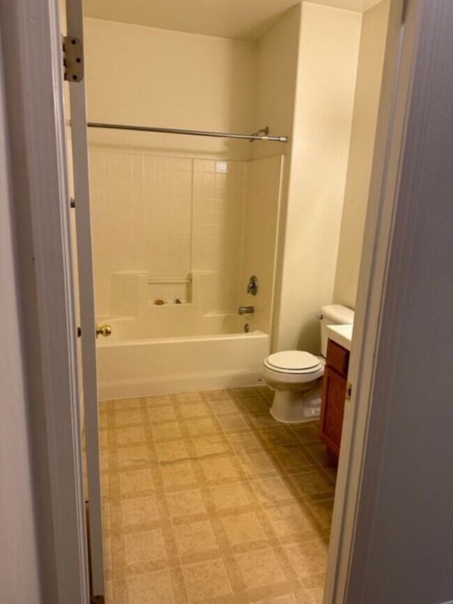 Building Photo - 513 Yellow Meadow Ct