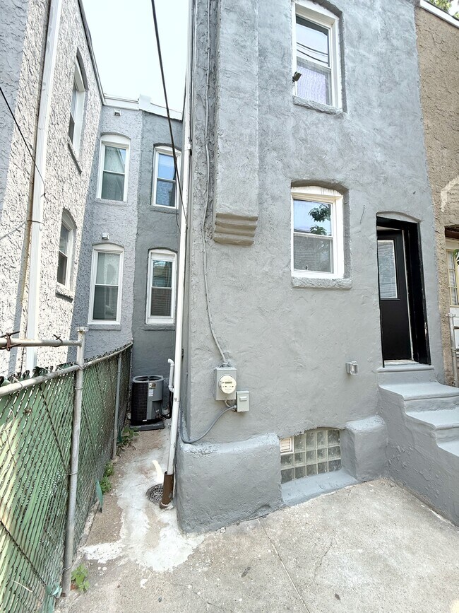 Building Photo - 1520 S Myrtlewood St
