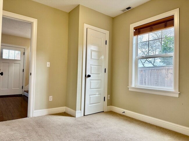 Building Photo - Remodeled Piedmont 3 Bedroom Home with Har...
