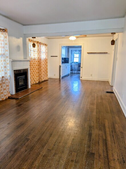 Building Photo - 1021 E 76th St