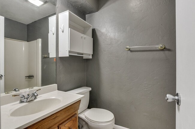 Building Photo - Spacious mid-century ranch home in Clegern