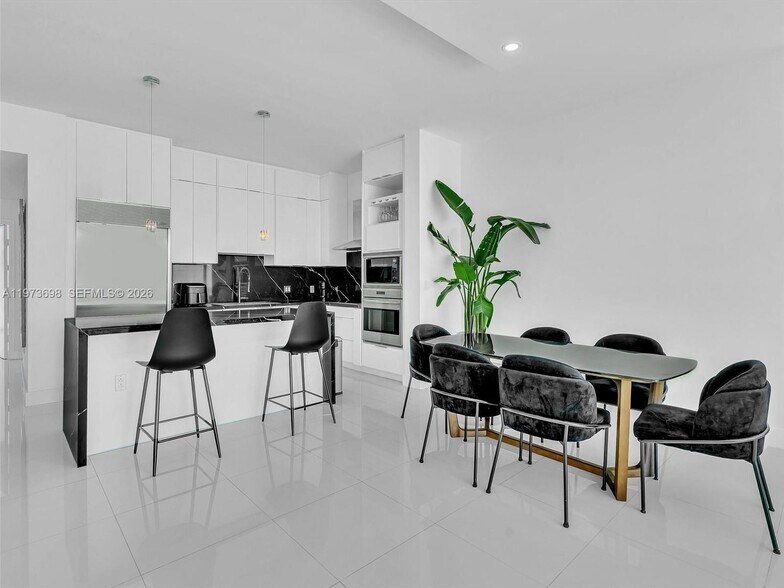 Building Photo - 2020 N Bayshore Dr