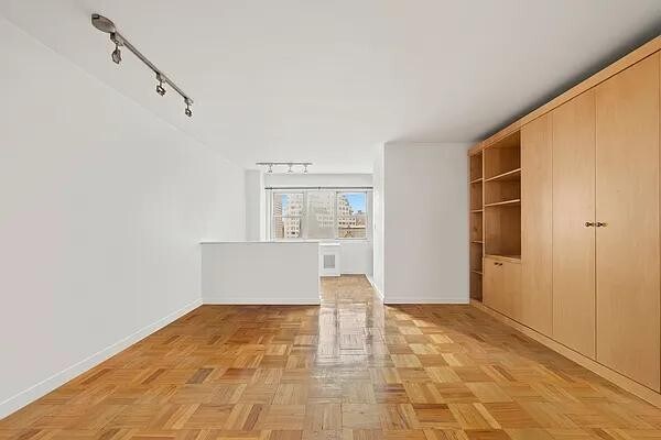 Primary Photo - 69 W 9th St