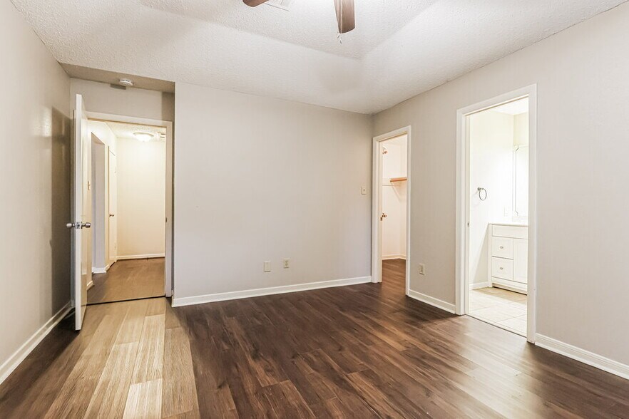 Building Photo - 18606 Hiddenbay Way
