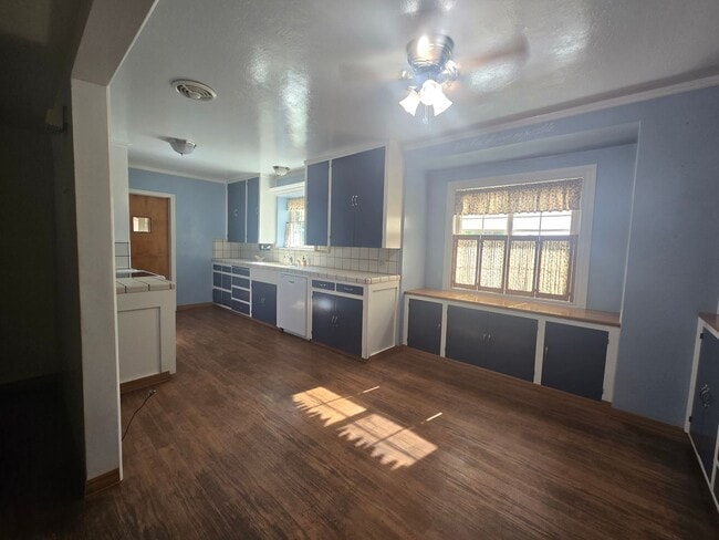 Building Photo - 4 Br 3 Ba + Flex w/ Fireplace