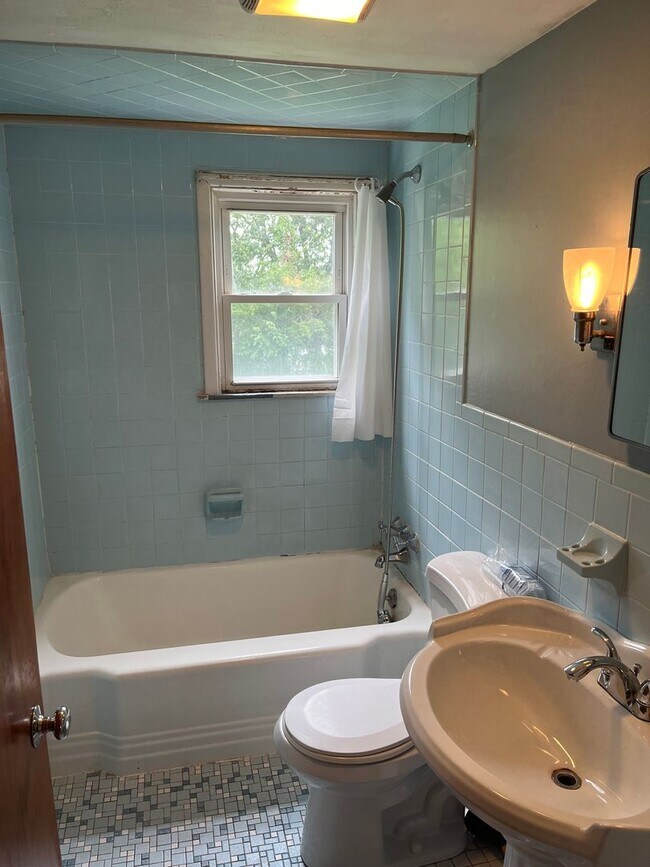 Building Photo - Single-level, 2-beds 1-bath house in New B...