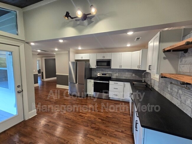 Building Photo - 545 Lakeview Dr