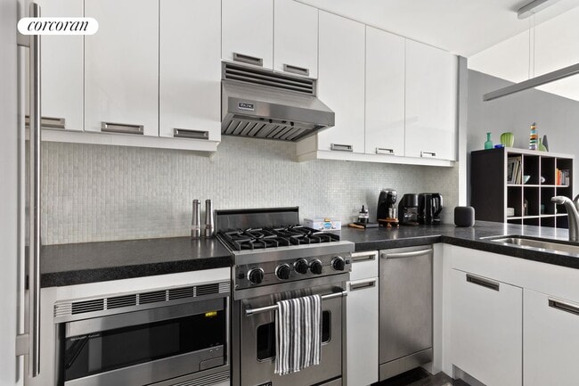 Building Photo - 261 W 28th St