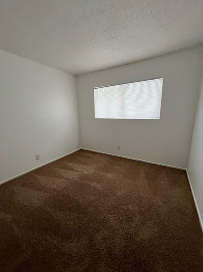 Building Photo - 728 Aster Ln