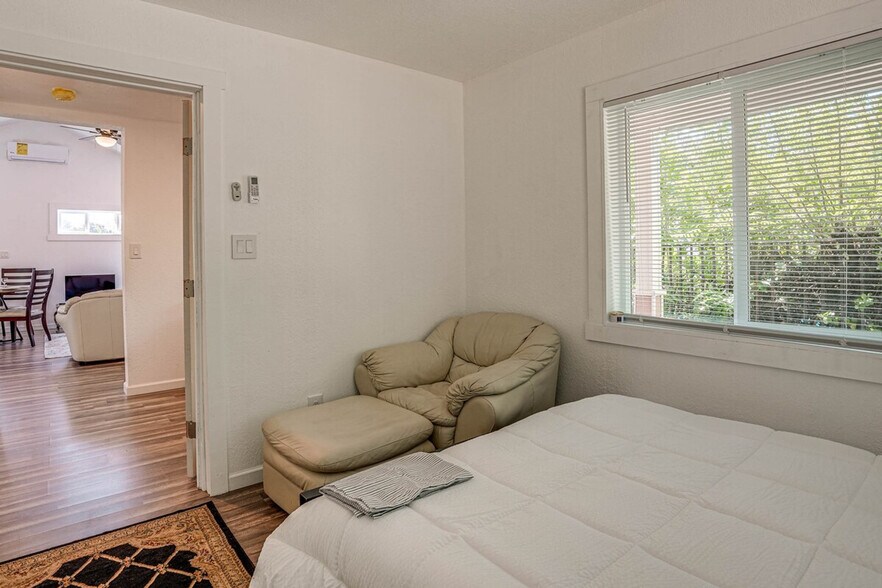 Building Photo - 1120 Sunrise Hill