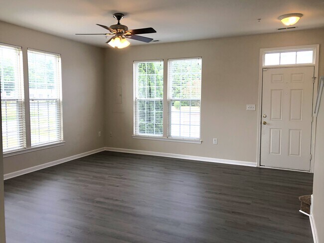 Building Photo - 1001 Meadow View Dr