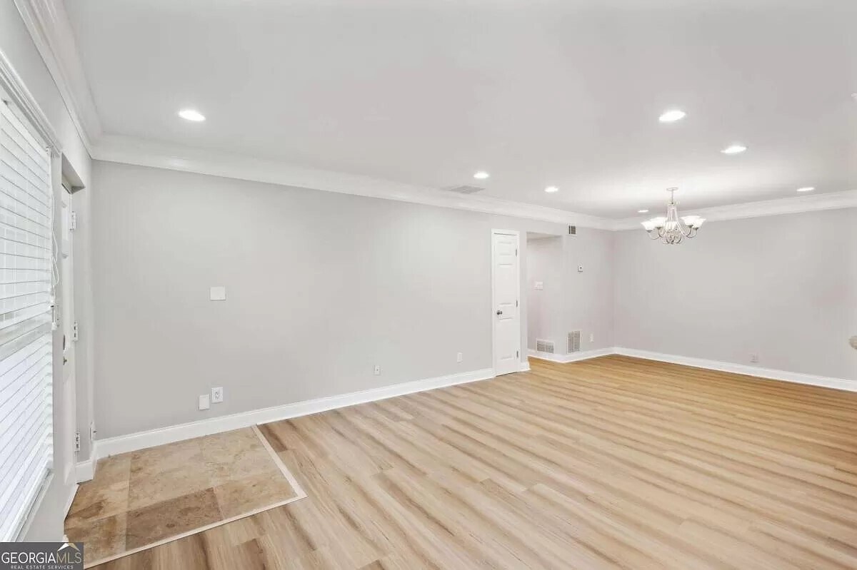 Building Photo - 6980 Roswell Rd