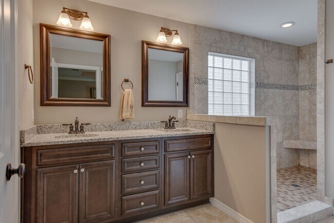Building Photo - 4 BEDROOMS IN NAVARRE!