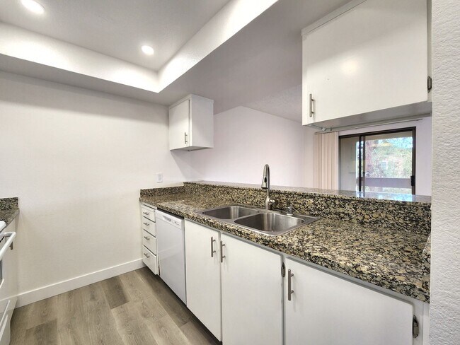Building Photo - Tranquil Living in a Palo Alto Gem: 1-Bedroom Condo on the Third Floor with In Unit Laundry