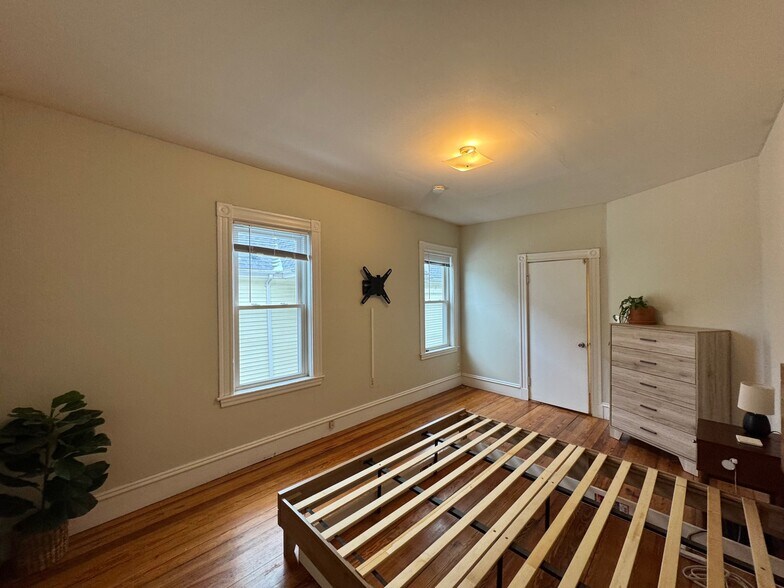 Building Photo - 22 Spencer Ave