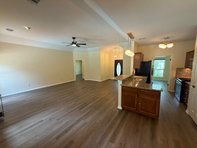 Building Photo - 3 bed 2 bath 2 car garage & pool.