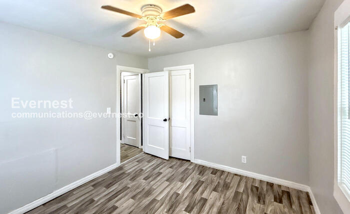 Building Photo - 913 Meadowbrook Dr