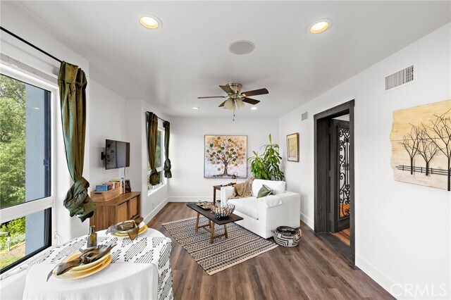 Building Photo - 449 Avenida Crespi