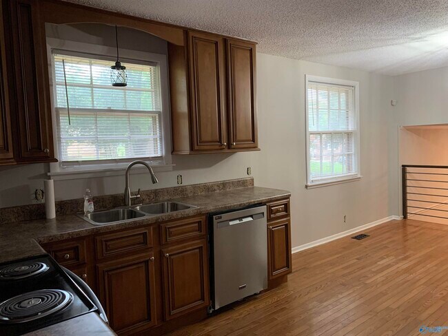 Building Photo - 2602 Vinyard St NE