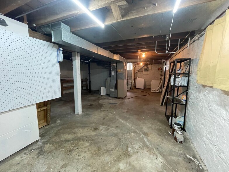 Building Photo - 827 Single Ave