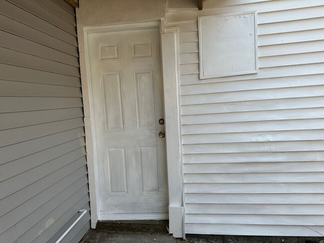 Building Photo - Spacious 5-Bedroom Home with 2 Full Baths, Freshly Rehabbed, Ready to rent