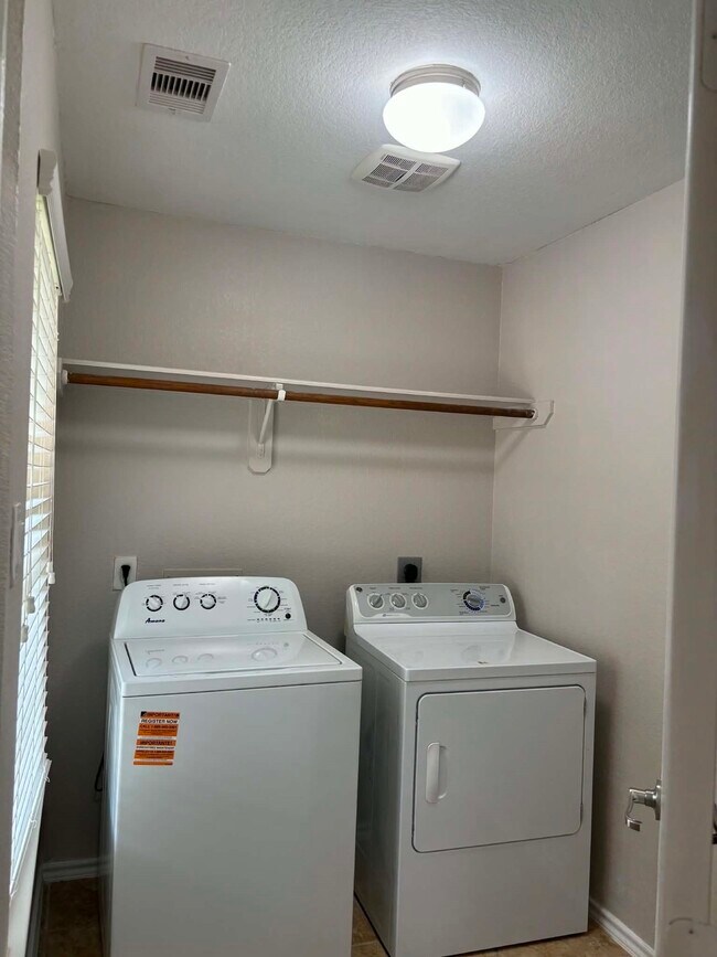 Building Photo - 1707 Hickory Burl Ln