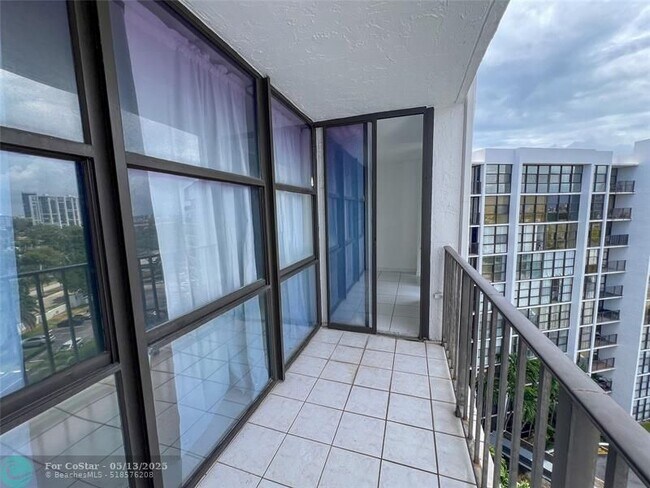 Building Photo - 800 Parkview Dr