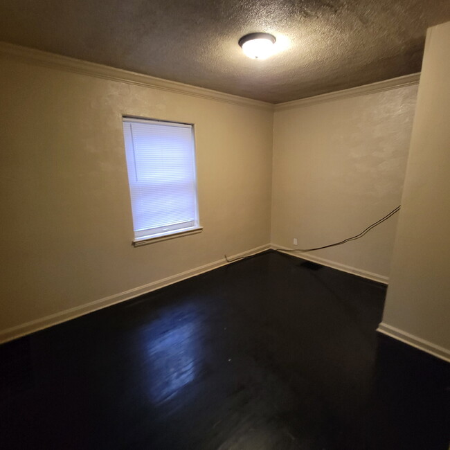 Building Photo - 4BR House w/2-car Garage & Fenced Backyard