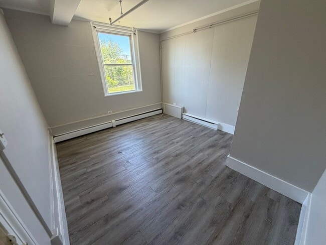 Building Photo - 423 Pelham St