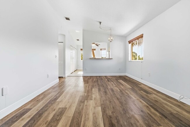 Building Photo - Beautiful Condo