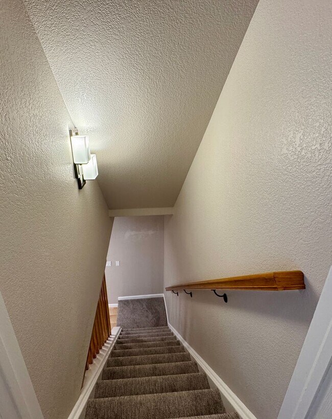 Building Photo - Beautiful & Updated 4 Bedroom / 3.5 Bath Home – Available Now!