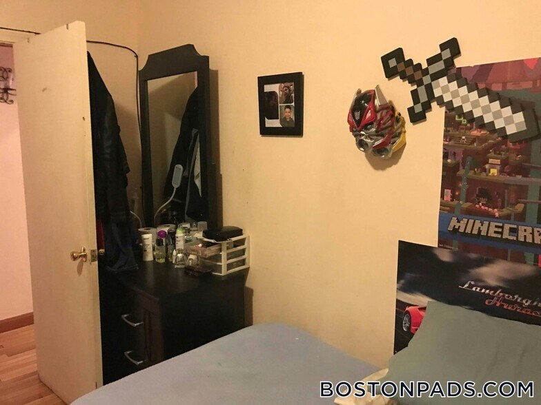 Building Photo - 144 Chelsea St