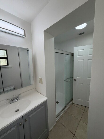 Building Photo - 490 W 37th St